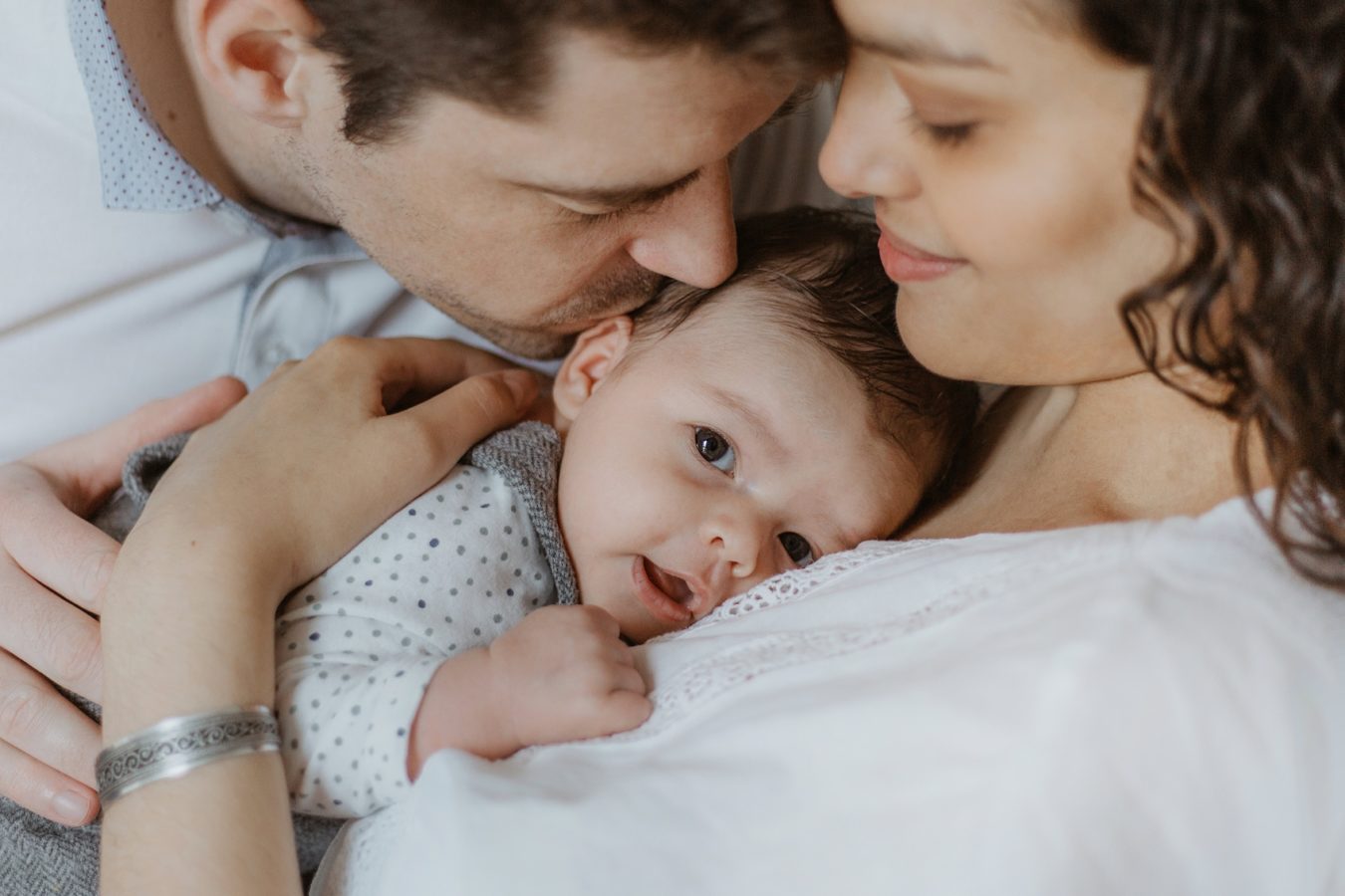 Séance photo naissance en famille à Bordeaux photographe Jade Sequeval
