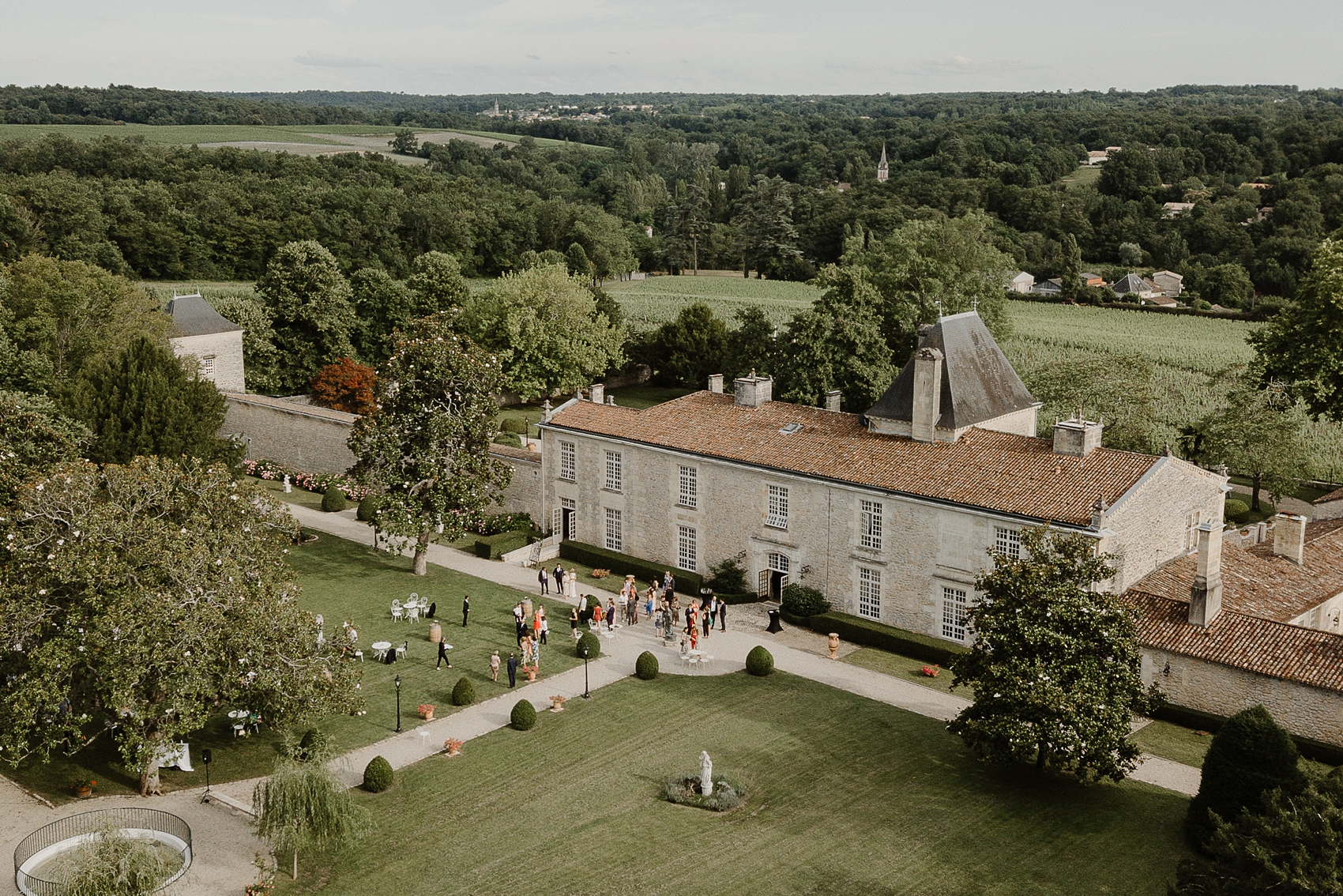 Vue au Drone d'un cocktail de mariage au Chateau de la Ligne près de Bordeaux