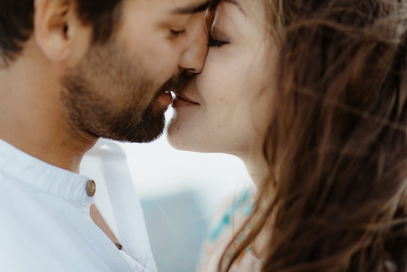 photos de couple intimiste qui s'embrassent sur lla plage à la dune du pilat