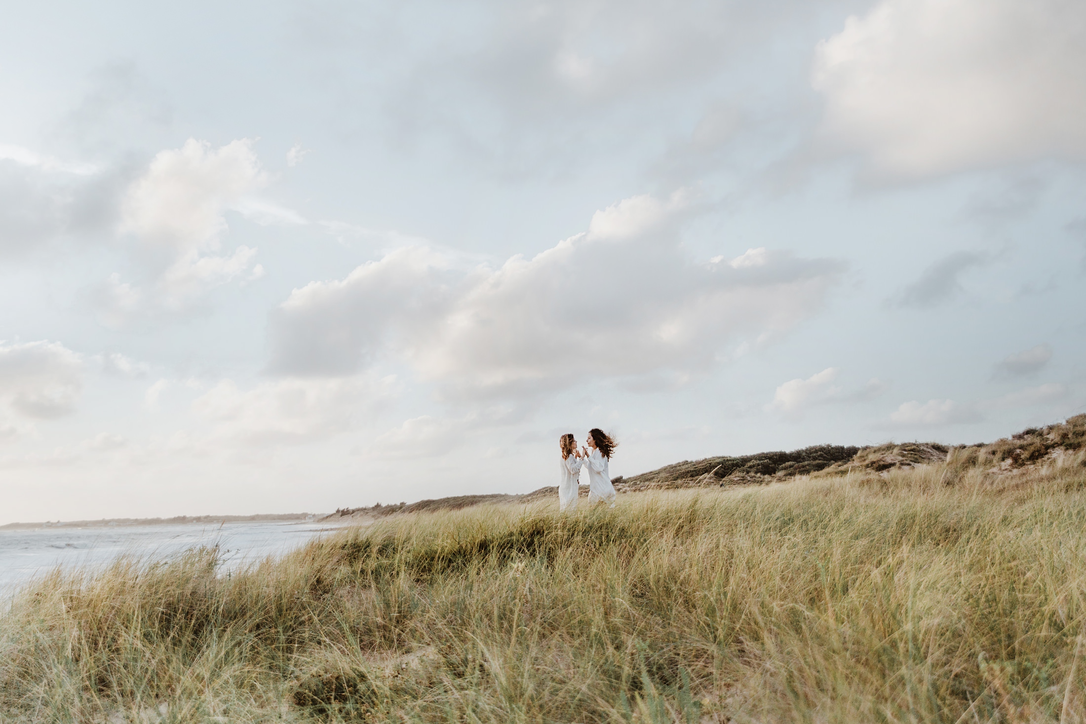une séance couple en amoureuses sur l'ile d'oléron