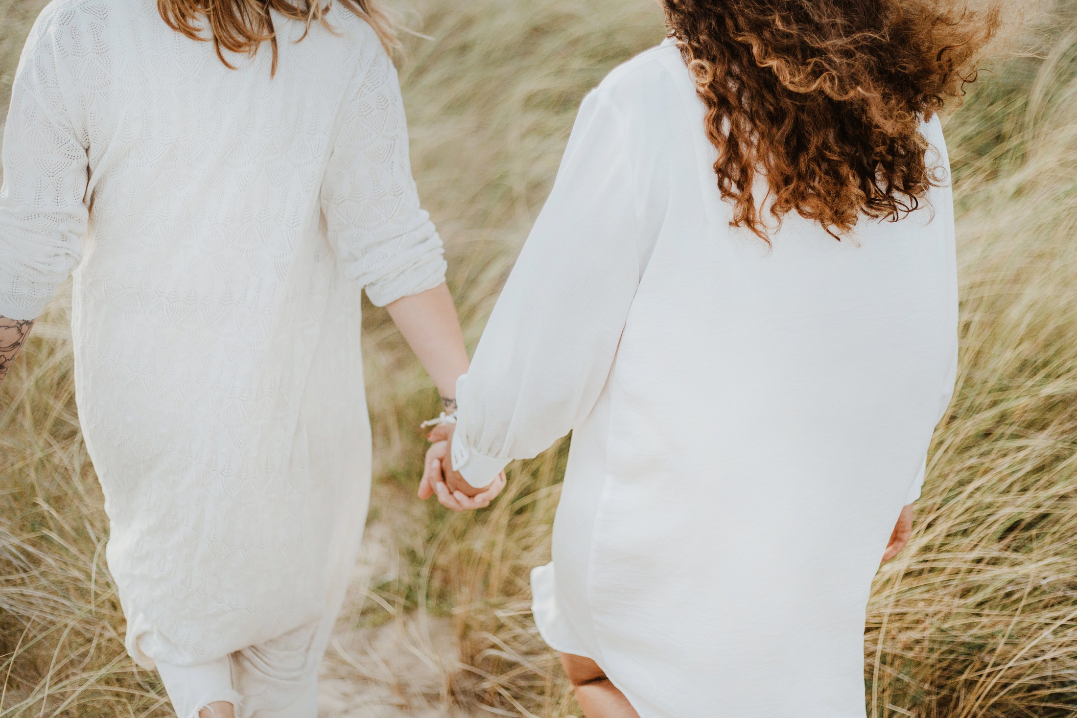 une séance couple de femmes sur l'ile d'oléron par la photographe de mariage Jade Sequeval