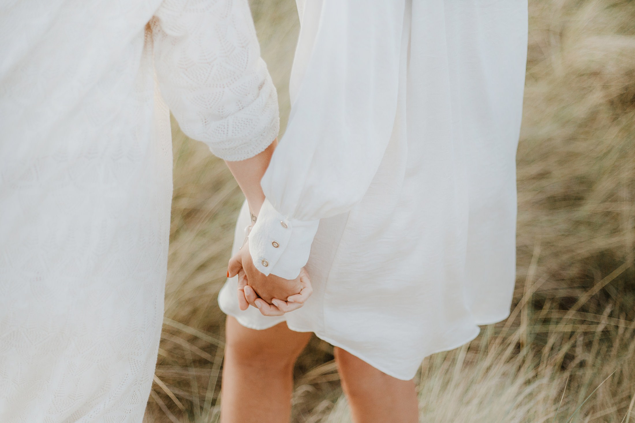 une séance couple en amoureuses sur l'ile d'oléron par la photographe de mariage Jade Sequeval