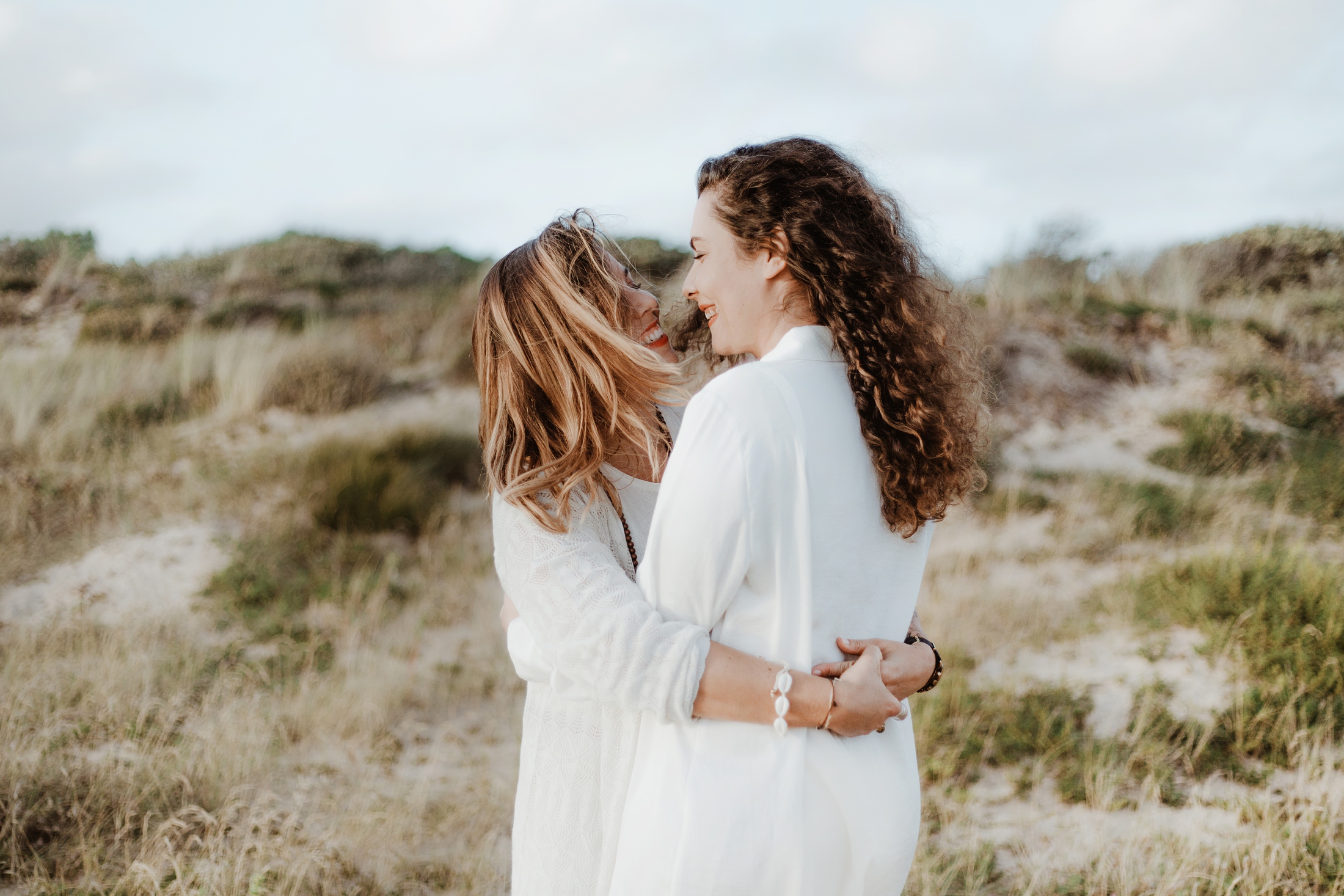 une séance couple en amoureuses sur l'ile d'oléron par la photographe de mariage Jade Sequeval