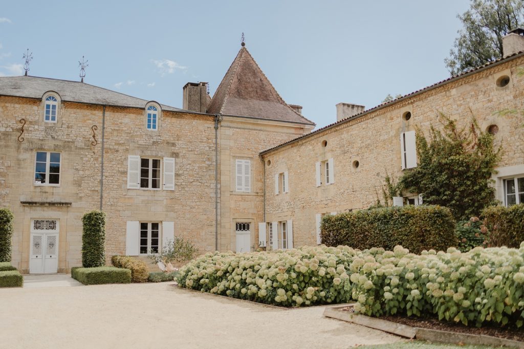 A backyard Wedding at Chateau de Redon y French wedding photographer Jade Sequeval