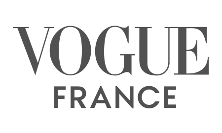 Logo Vogue France qui mène à un article sur Jade Sequeval Photographe