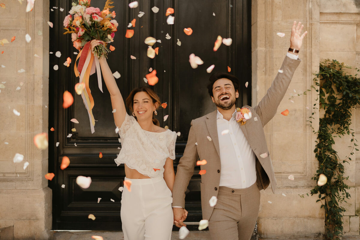 Lancer de pétales de fleurs fraiches en fin de cérémonie civile à Bordeaux par Jade Sequeval