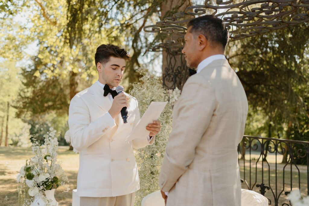 Discours de cérémonie laique au Domaine de la Fauconnie en Dordogne par la photographe de mariage Jade Sequeval