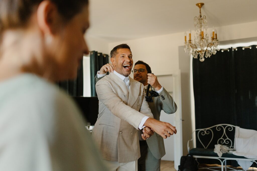 Préparatifs du marié dans une des chambres vertes du Domaine de la Fauconnie par la photographe de mariage Jade Sequeval