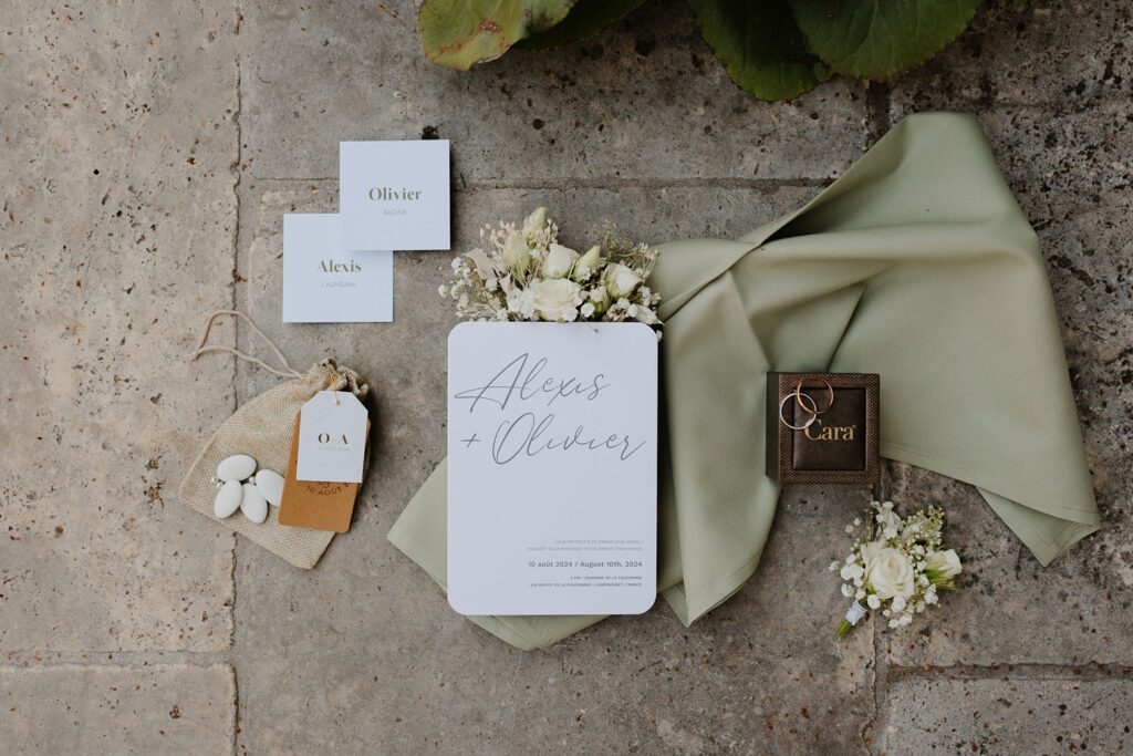 papeterie de mariage sur la terrasse du Domaine de la Fauconnie en Dordogne par la photographe de mariage Jade Sequeval