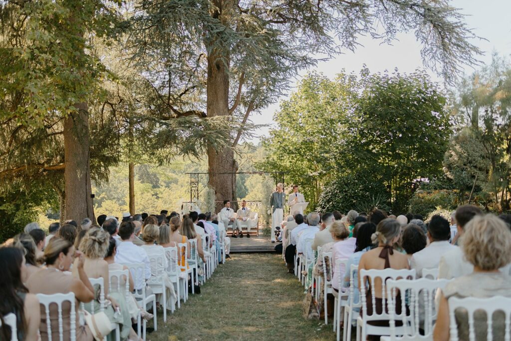 Invités de cérémonie laique au Domaine de la Fauconnie en Dordogne par la photographe de mariage Jade Sequeval