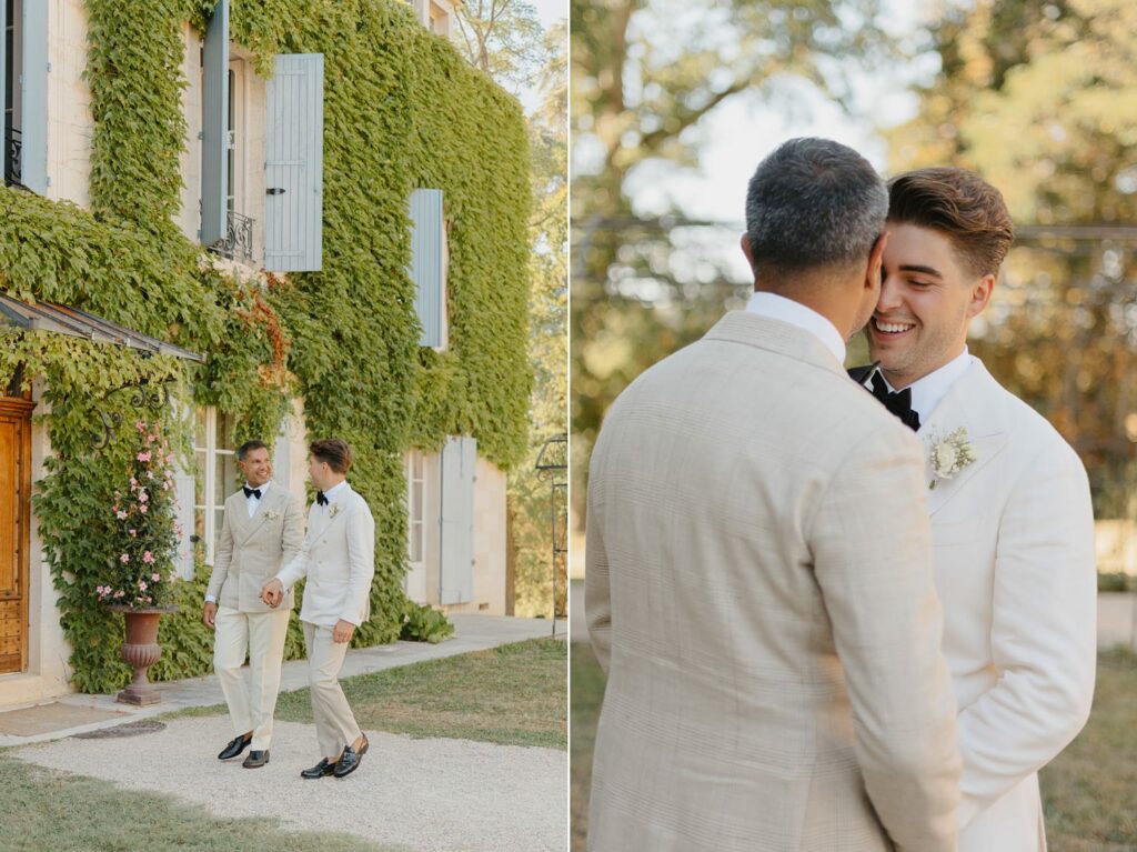 Photos naturelles des mariés devant la porte du Domaine de la Fauconnie par la photographe de mariage Jade Sequeval