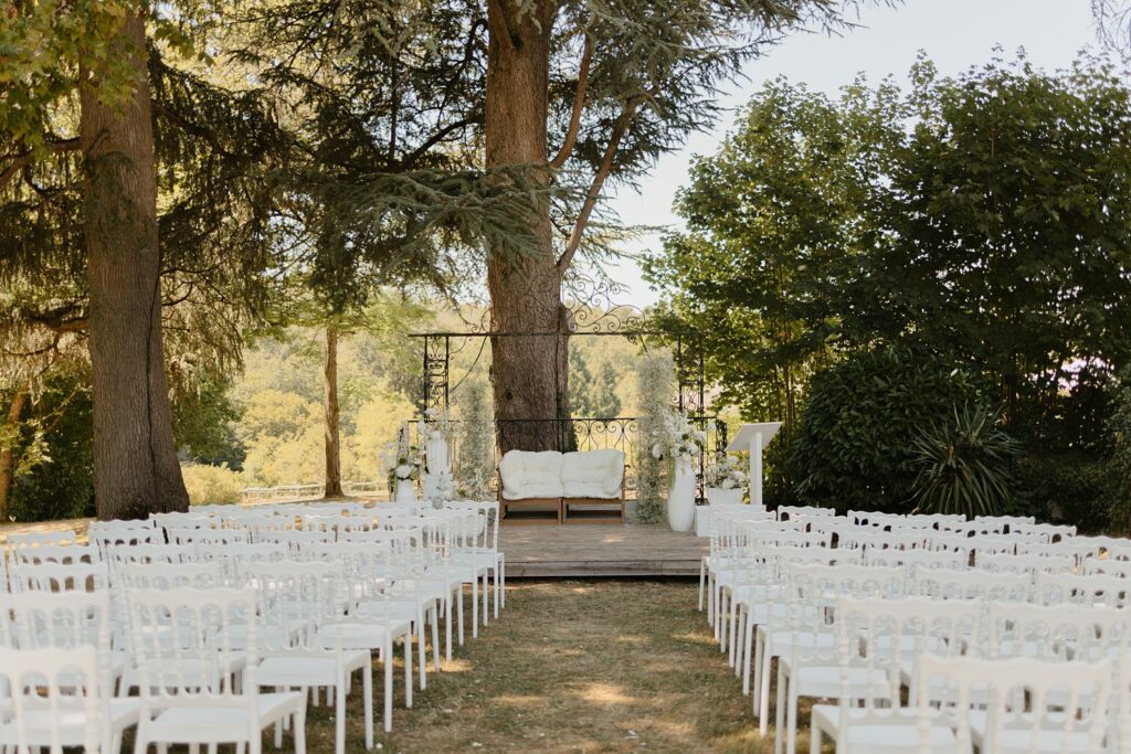 Lieu et décoration de cérémonie laique au Domaine de la Fauconnie en Dordogne par la photographe de mariage Jade Sequeval