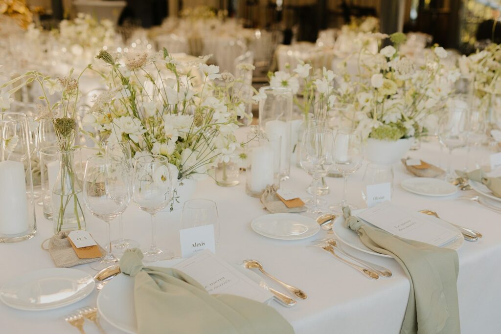 Centres de table élégants en vert et blanc au Domaine de la Fauconnie- par Jade Sequeval Photographe