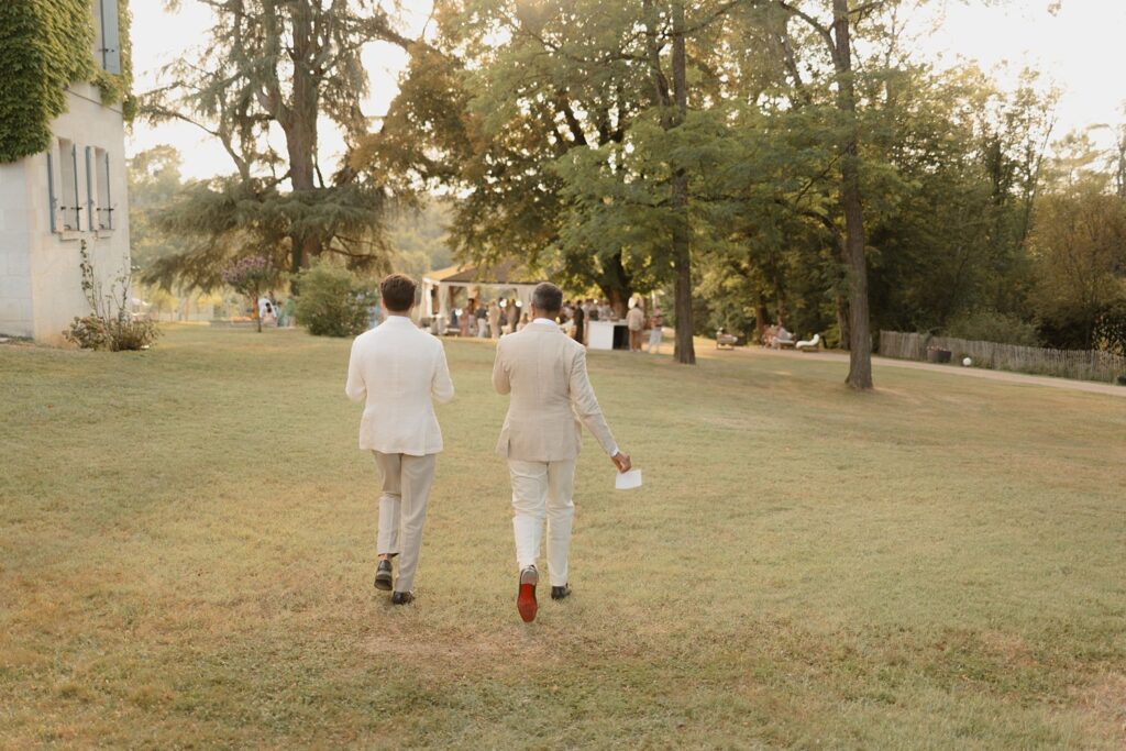 Mariés se rendant au cocktail de mariage au Domaine de la Fauconnie