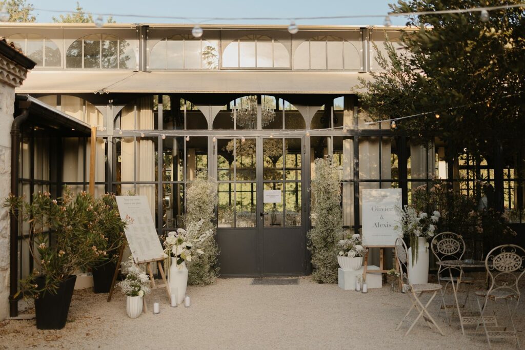 Décoration moderne en gypsophile, hostiensia et amarante par les fleuriste de mariage de Armania Fleurs