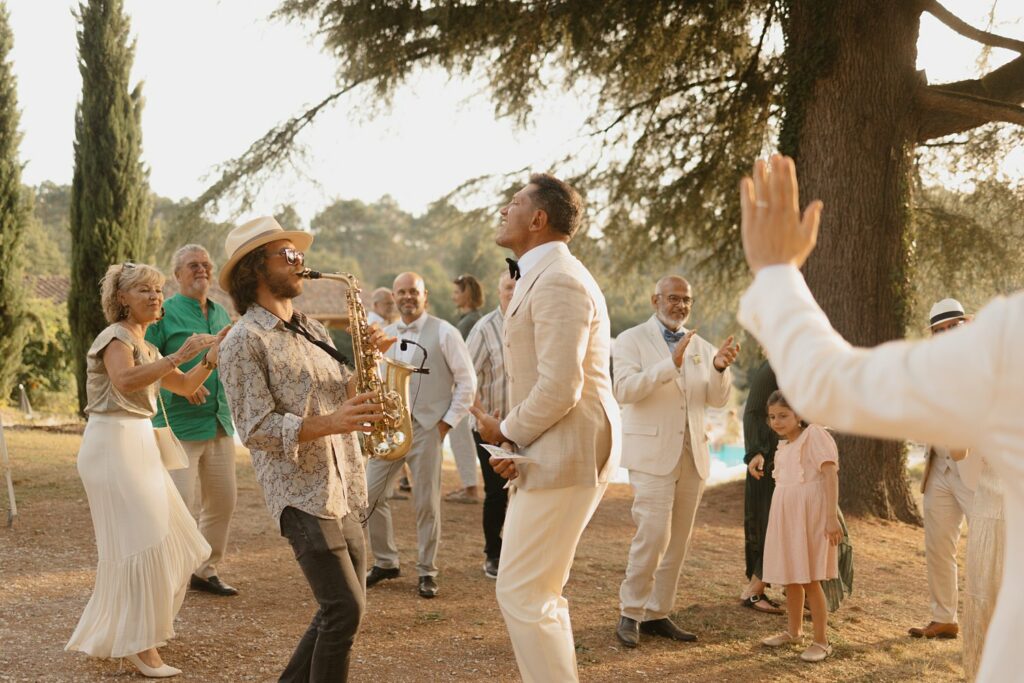 Saxophoniste de mariage Soulex Band au Domaine de la Fauconnie par Jade Sequeval Photographe