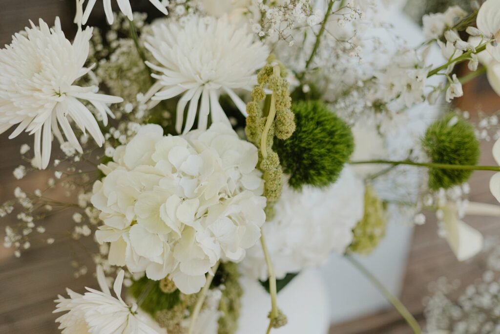 Décoration florale de mariage en vert et blanc par les fleuristes de ArtMania Fleurs