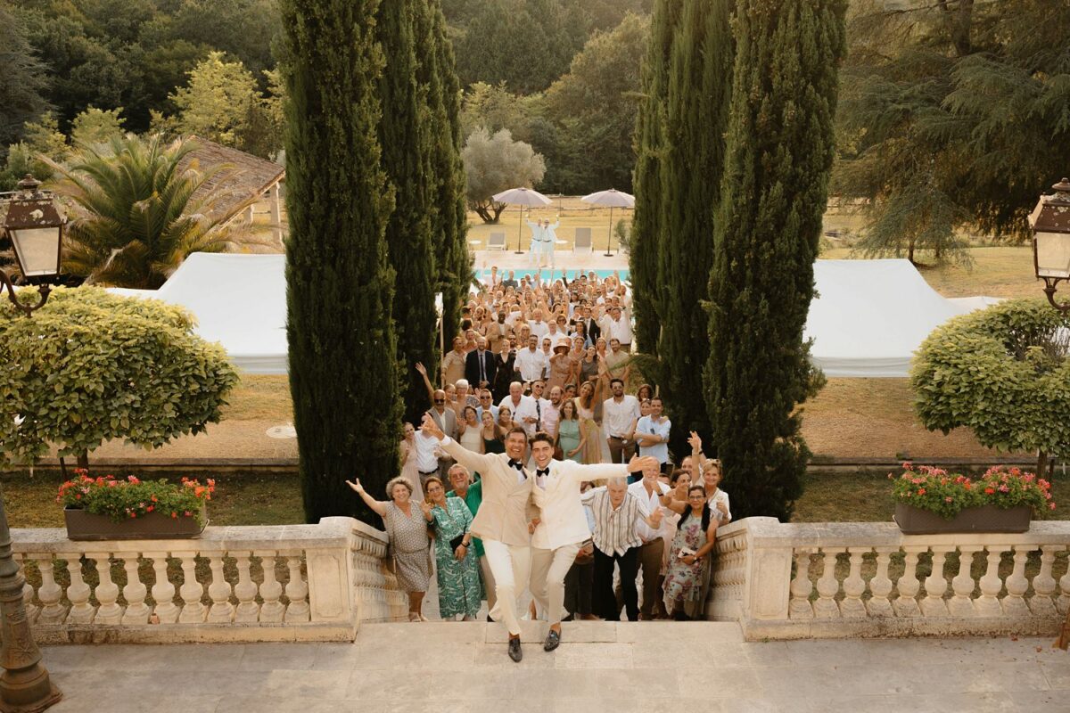 Photo de groupe dans les escaliers du Domaine de la Fauconnie par Jade Sequeval Photographe