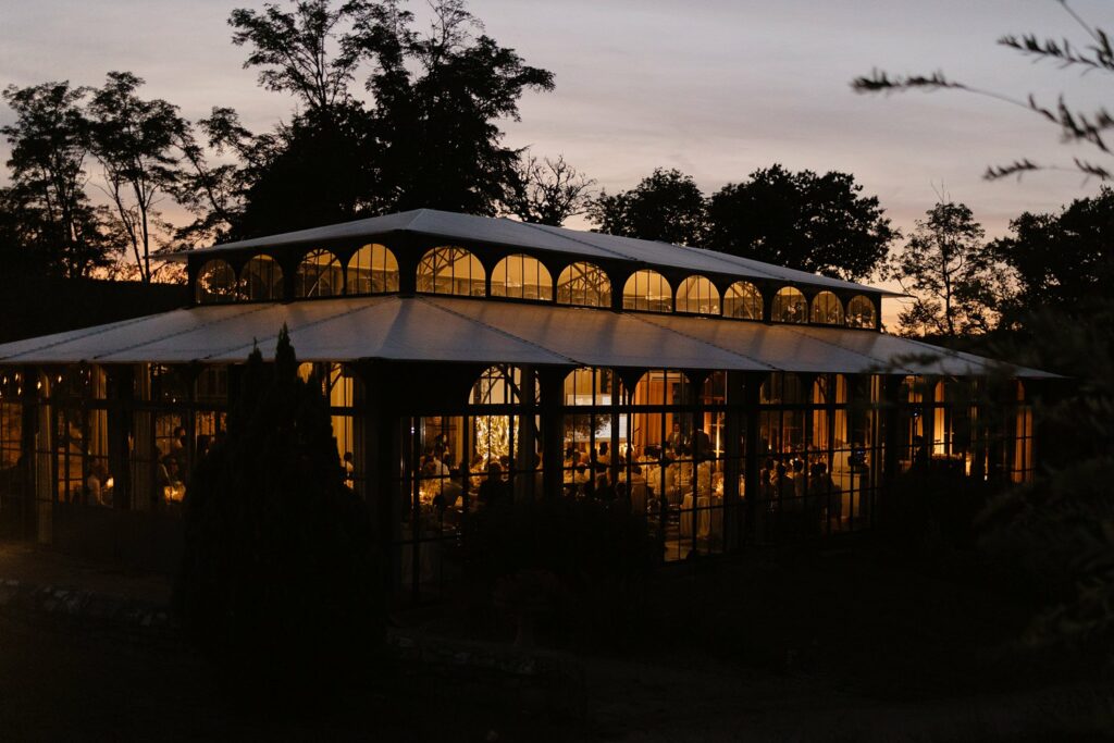 L'orangerie du Domaine de la Fauconnie de nuit par Jade Sequeval - Photographe de mariage