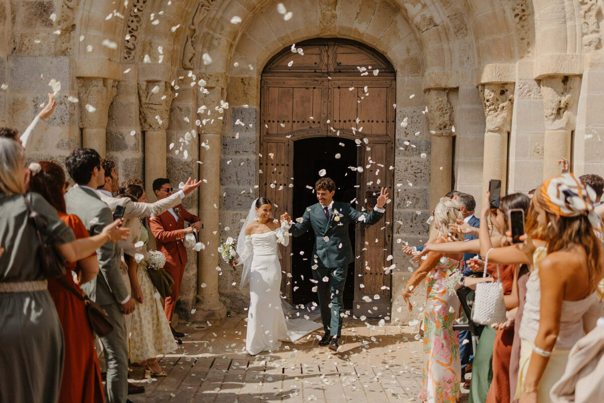 Sortie de cérémonie avec confettis lors d'un mariage au Chateau de Cantecort - par la photographe Jade Sequeval