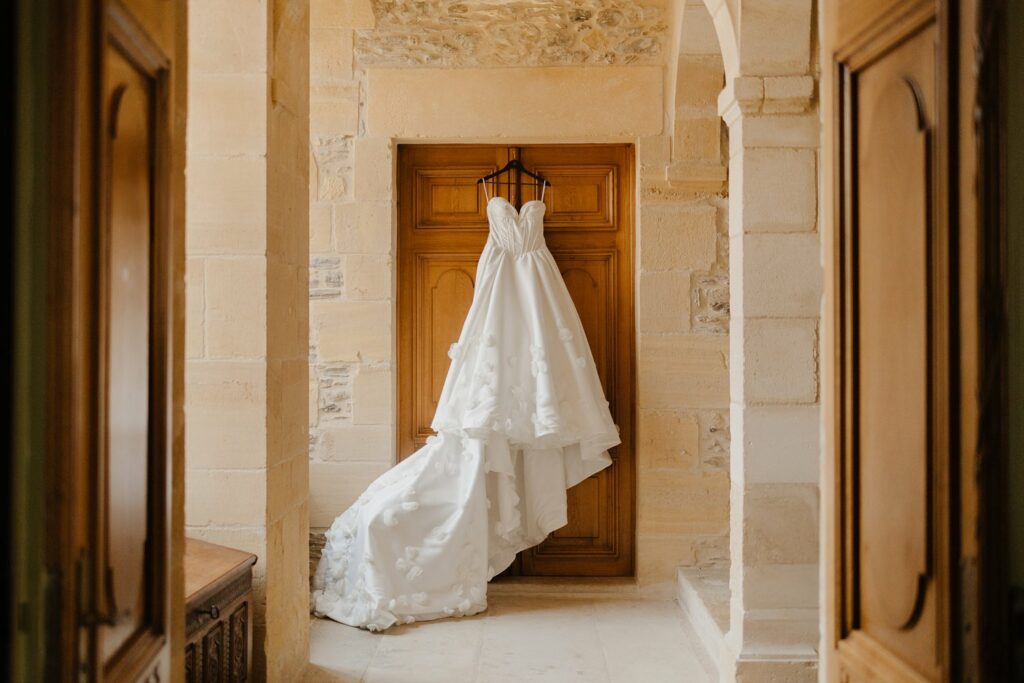 Wedding gown at Domaine d'Essendieras by Jade Sequeval French Photographer