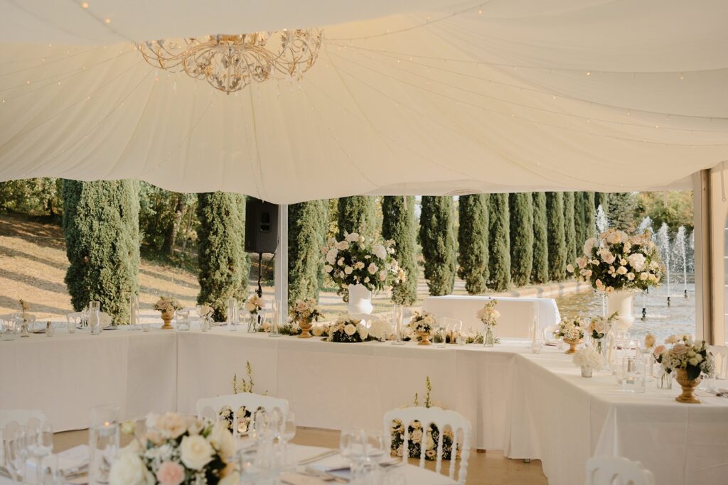 Wedding tables at Domaine d'Essendieras by Jade Sequeval French Photographer