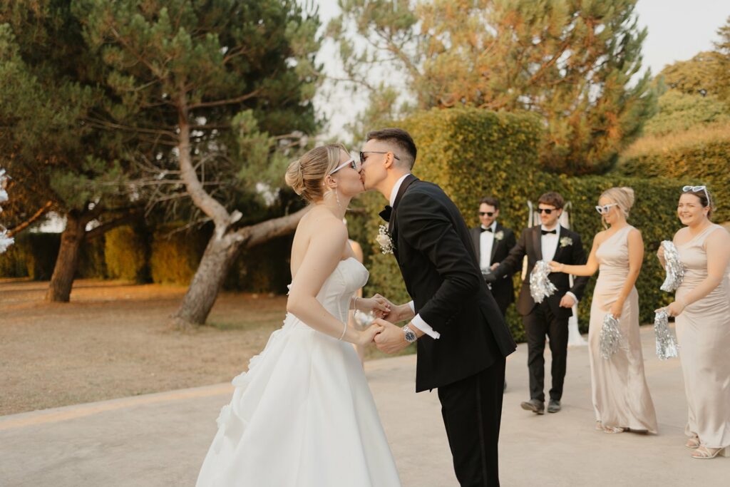 Wedding couple kissing at Domaine d'Essendieras by Jade Sequeval French Photographer