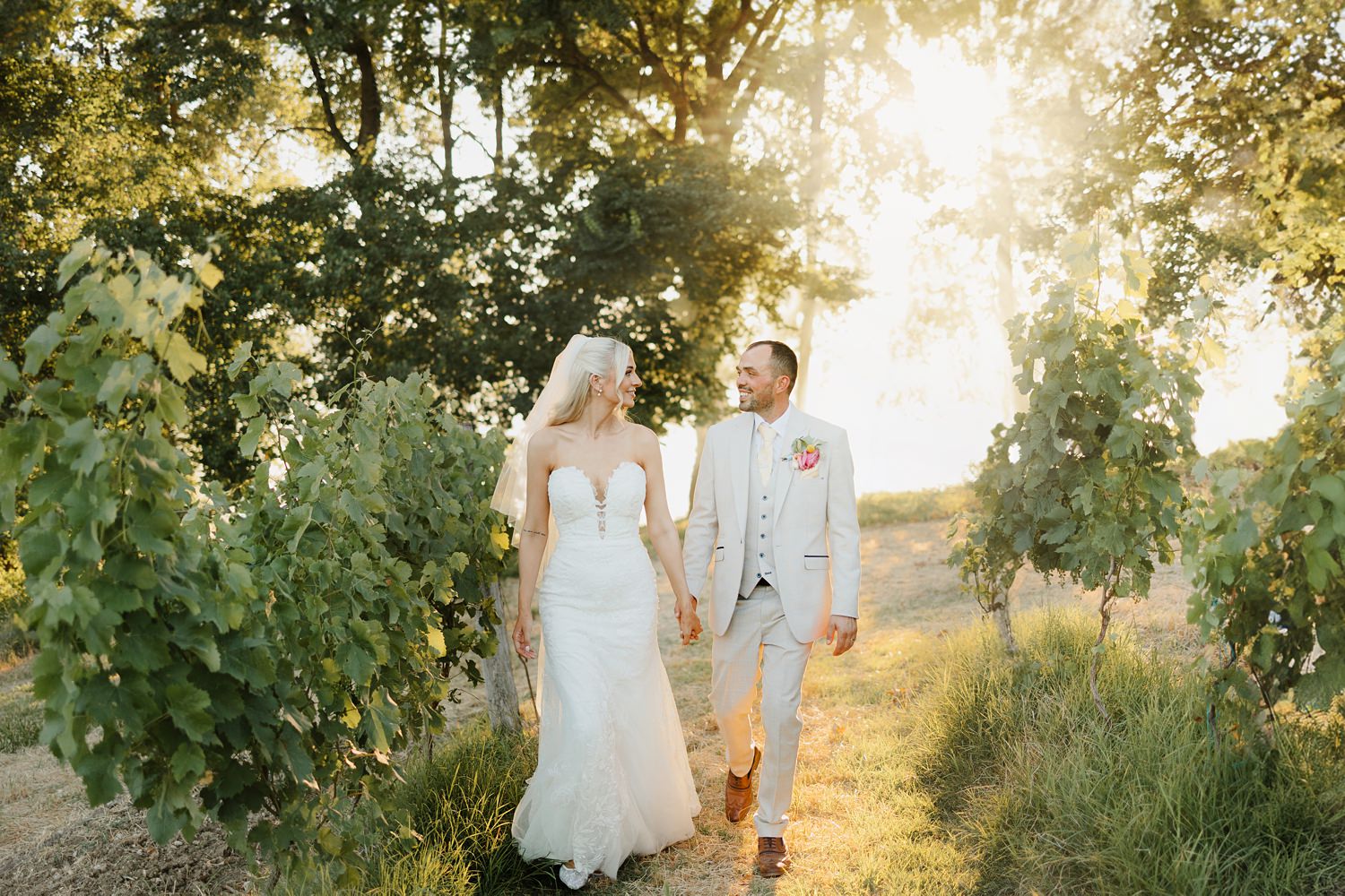 Sunset wedding photos at Chateau de Malliac - photo by Jade Sequeval wedding Photographer in South West France