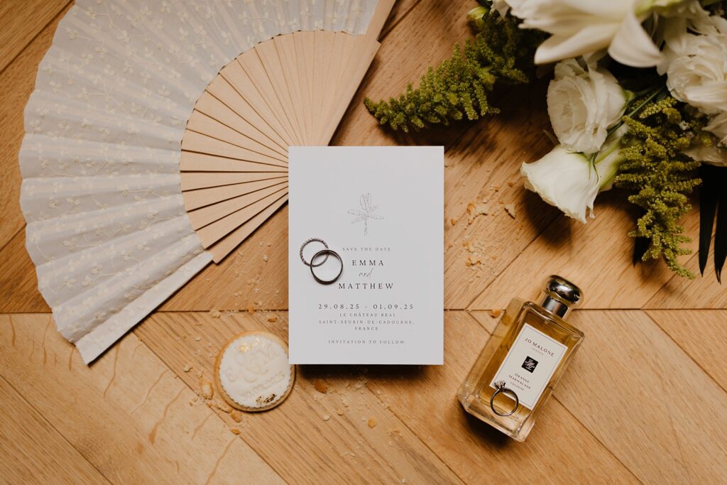 Wedding details on the floor at Chateau Réal - photo by Jade Sequeval wedding Photographer in Bordeaux