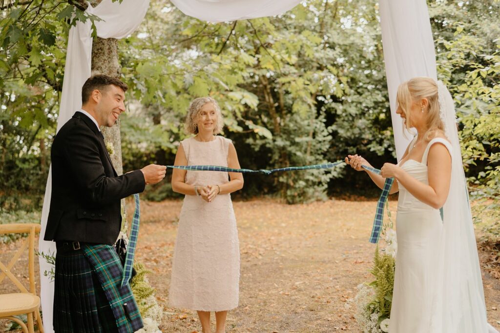 Handfasting ribbons at Chateau Réal - photo by Jade Sequeval wedding Photographer in Bordeaux