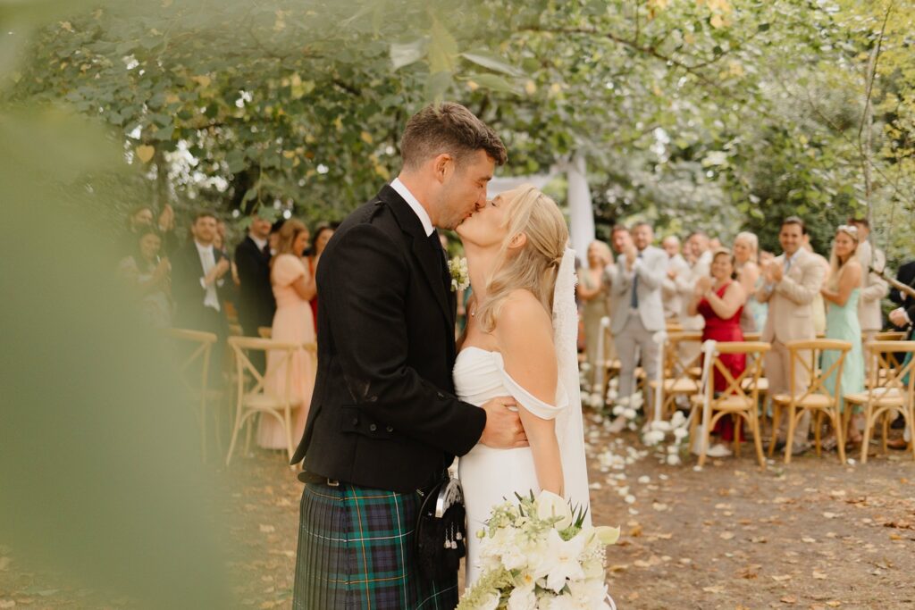 Outdoor ceremony exit at Chateau Réal - photo by Jade Sequeval wedding Photographer in Bordeaux