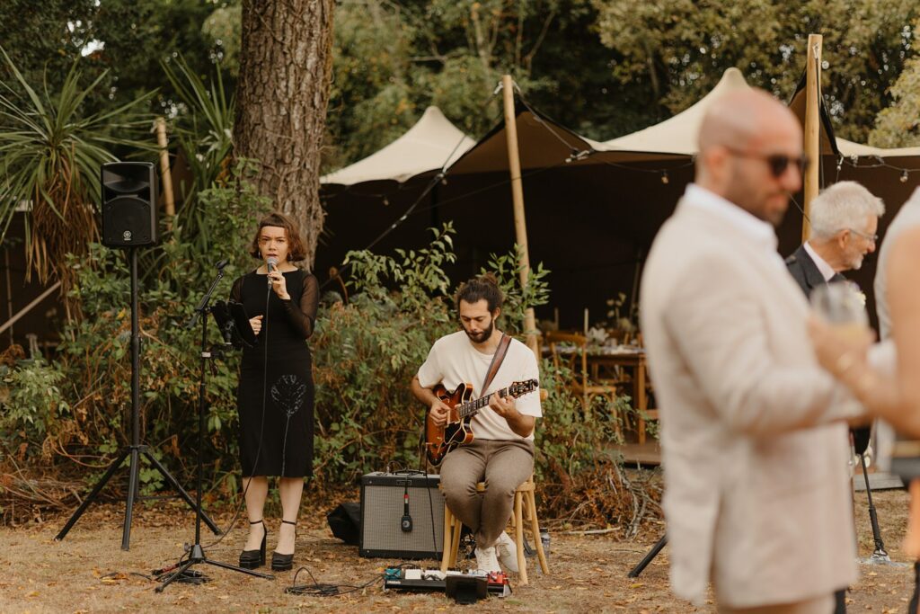 Music band during a wedding cocktail at Chateau Réal by Jade Sequeval wedding Photographer in Bordeaux
