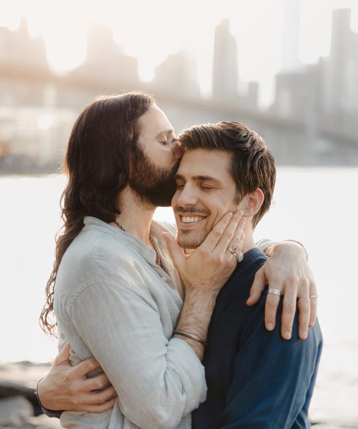 Couple queer LGBTQIA+ qui s'aime devant la skyline de New York par la photographe Jade Sequeval