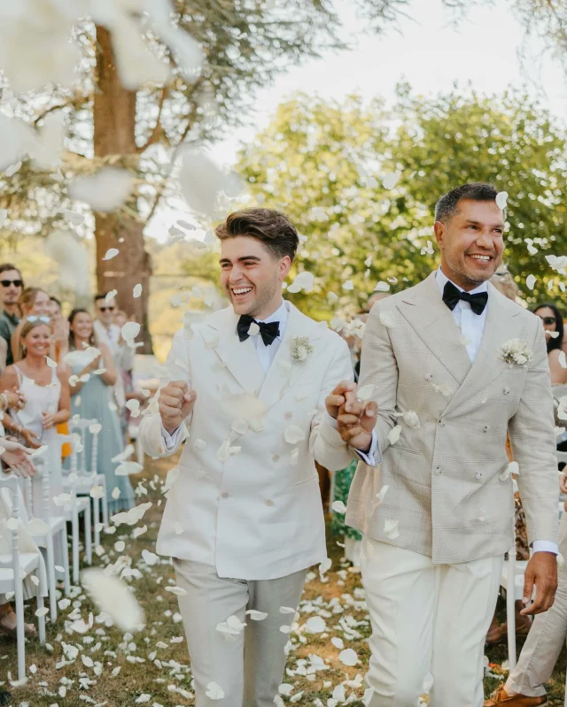 🥲Don’t make this mistake for your ceremony exit!

Want that movie-like, magical moment as you walk out?
👉 The secret is…FRESH FLOWER PETALS!

GOOD TO KNOW 👇

✨ Fresh flower petals = slow fall, magic vibes, perfect photos.
🪻 Lavender? It stings and sticks to your hair
🫧 Bubbles? Wind-dependent, barely shows up in photos
🌸 Dried petals? Only if there’s a LOT
🍚 Rice? Often banned in France (and it hurts 😬)

Pro tip:
- Bridesmaids: hand out petals before the exit
- Newlyweds: keep your heads up, smile, be present
- Make this moment feel as magical in real life as it looks in photos

👉 Tag a couple who needs these tips 💐

Floral Designer: @artmaniafleur 
Wedding planner: @springloverswedding
Venue: @domaine_de_la_fauconnie
Photographer: @jadesequeval
Video: @jeromekochfilms
Caterer: @humblot_traiteur
DJ: @soulex.prod
Groom&Groom: @racinedolivier @plastikkos 

#domainedelafauconnie #throwingpetals #weddinginspo #weddingphotographer #bordeauxphotographer #getmarriedinfrance #frenchwedding #photographemariagebordeaux