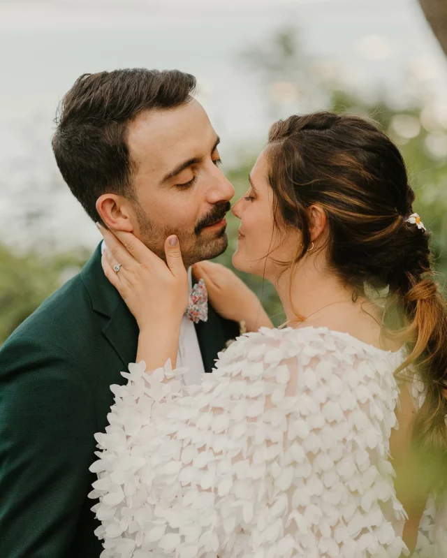 La dernière photo est juste là pour vous attendrir 🤭♥️

🌊 Un mariage comme à la maison, avec vue sur le Bassin d’Arcachon 

L’an dernier, j’ai commencé ma saison avec un mariage « tout doux ».

Je ne sais pas si vous pourrez le ressentir à travers ces images, mais c’était vraiment la « dolce vita » version Cap Ferret : des sourires et du soleil dans le ciel et dans le cœur.

Bref, gros coup de cœur pour « Demeure du Siècle » et ces deux amoureux 🥹🫶

Si vous rêvez d’un mariage intimiste au Cap Ferret, c’est le lieu idéal !
(et si vous cherchez votre photographe pour cette belle journée, le formulaire de contact sur mon site attend votre message)

Lieu @demeuredusiecle
Photographe @jadesequeval 
Fleuriste @semeurcueilleur 
Papeterie @indigopapeterie
Traiteur @les_enfants_terribles_sudouest 
Tente nomade @velumevent

#demeuredusiecle #photographecapferret #mariagecapferret #photographemariagearcachon #photographemariagecapferret #oceanlovers #ceremonielaique #tentenomademariage