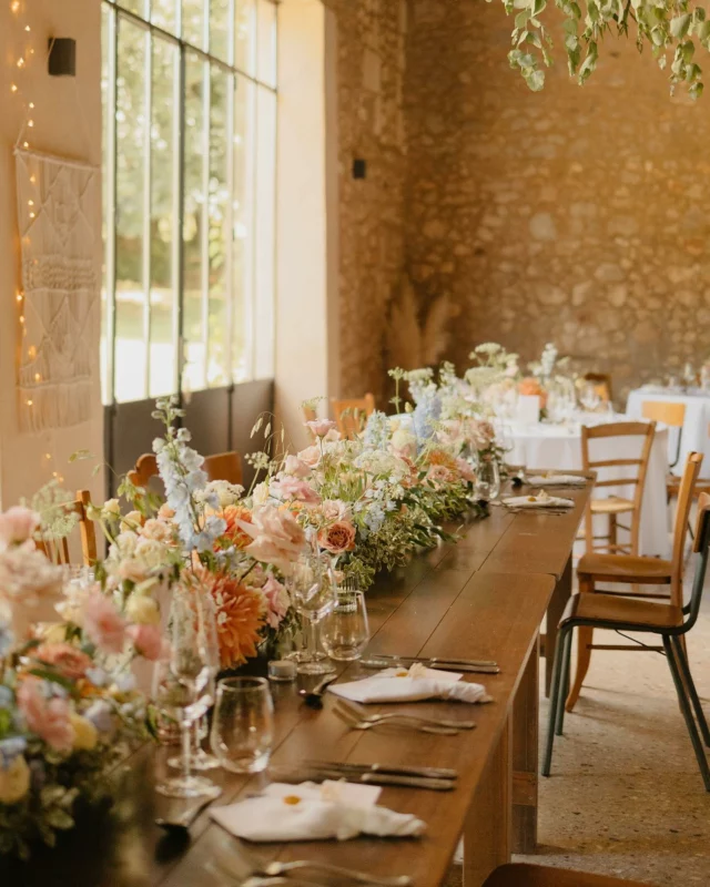 Quand on se rencontre en visio, avant votre mariage, je vous demande souvent “quelles couleurs et quelles fleurs avez-vous en tête pour votre décoration” 🌼

Parce que je trouve que les choix de couleurs et de fleurs en disent beaucoup sur vos personnalités, sur ce que vous aimez. Est-ce que vous aimez les couleurs vives car que vous aimez la fête ? Les fleurs séchées pour leur côté écologique et pratique ? Une décoration florale 100% blanche élégante et bien ordonnée ? Les feuillages pour leur côté sauvage et discret ?

Jeanne et Baptiste ont choisi des couleurs douces pour leur mariage au @chateaudelamothestprivat . Une décoration généreuse et romantique signée @lesmauvaisesherbes que j’ai ADORÉ prendre en photo.

Et vous, vous êtes plutôt quelle team ? 🧡💛🤎🩷🩵

Lieu @chateaudelamothestprivat 
Photographe @jadesequeval 
Fleuriste @lesmauvaisesherbes 
Make-up @julia_marty_wedding 
Coiffure @ateliercoquettebordeaux 
Décoration @le_scenographe 
Mariés @jeannecrlt & Baptiste
Papeterie @cottonbirdfr