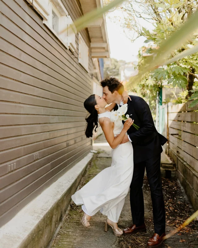 Deux mariages pour deux fois plus de fête 🤌🌞

Emmanuelle et Martin ont choisi de dissocier leur mariage civil de leur cérémonie religieuse. Et quelle bonne idée 🙌

Deux jours de fêtes à 3 mois d’intervalle pour prolonger leur engagement et surtout : mieux profiter de leurs invités.

Et puis 2 cérémonies, ça veut aussi dire : deux tenues 😍 et deux lieux différents ♥️ comme ici : une journée sous le soleil du Bassin d’Arcachon à la Mairie du Canon puis dans un magnifique Domaine du Lot et Garonne. 

Alors c’est vrai, ce sont deux organisations différentes à gérer, mais je pense vraiment que le jeu en vaut la chandelle (cette expression d’un ancien temps 🤭)

Qu’en pensez-vous ? Trop d’organisation pour vous ou au contraire un bonne idée à leur emprunter? 🌻

#mariagecivil #photographemariagecivil #mairieducanon #photographebassindarcachon #photographearcachon #lacanfouine #lacanfouineaucanon #bouquetarum #arumbouquetmariee #arumbouquet #photographemariagebordeaux #capferret